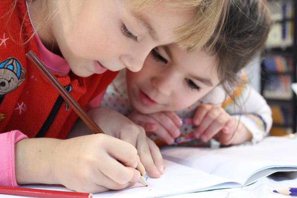Zwei Kinder beim Schreiben
