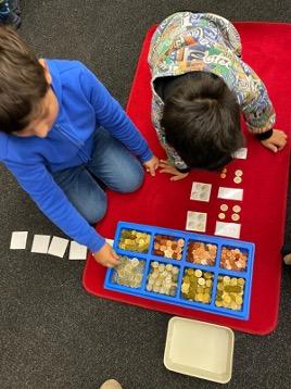 In der Klasse arbeiten wir mit Geld. 