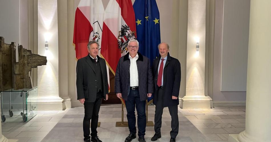 Foto anlässlich der Unterzeichnung einer Kooperationsvereinbarung ES München - AES Tirol