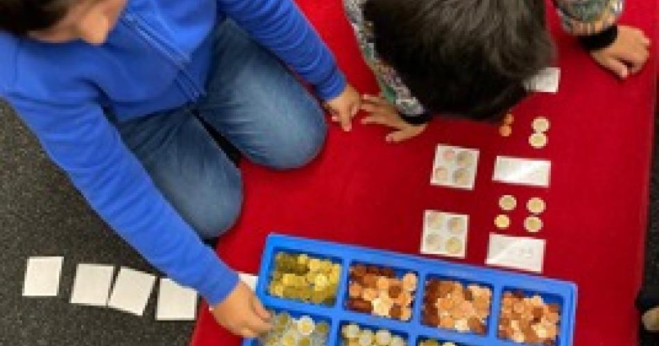 In der Klasse arbeiten wir mit Geld. 